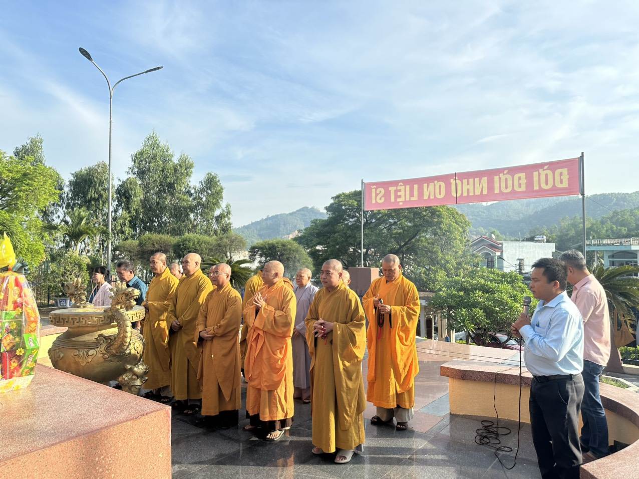 Tuy Phước Ban Trị sự viếng nghĩa trang liệt sĩ
